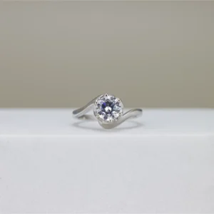 Twist-Set Round Cut Engagement Ring